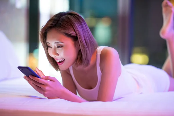 Mujer Utilizar Teléfono Inteligente Felizmente Acostado Cama Por Noche —  Fotos de Stock