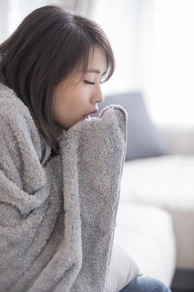 Mujer Enferma Siente Fría Casa — Foto de Stock