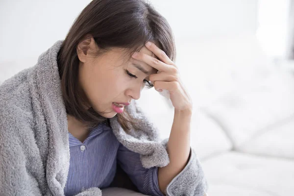 Mujer Enferma Siente Dolor Cabeza Casa — Foto de Stock