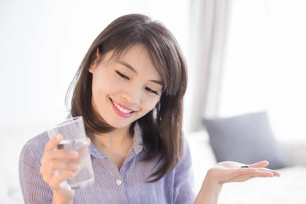 Frau Nimmt Glücklich Eine Tasse Wasser Und Medikamente Mit Nach — Stockfoto