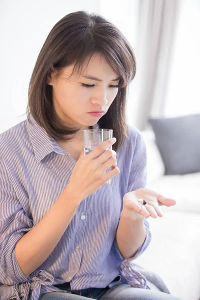 Mujer Deprimida Tomar Una Taza Agua Medicamentos Casa — Foto de Stock