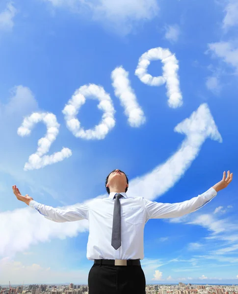 Hombre Negocios Abrazo 2019 Con Flecha Blanca Nube Cielo Azul — Foto de Stock