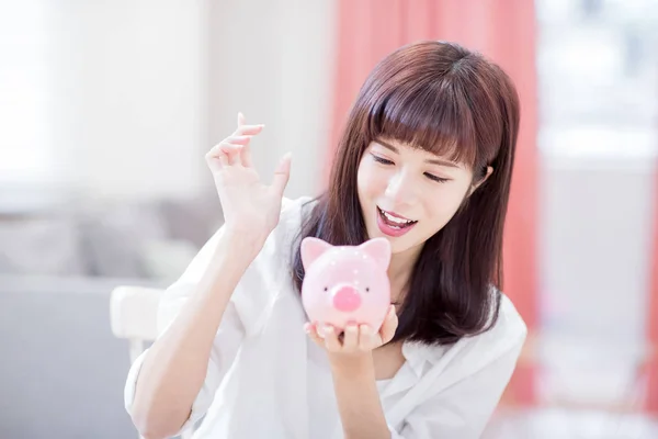 Mulher Feliz Olhar Seu Banco Piggy Rosa Sentir Feliz Casa — Fotografia de Stock