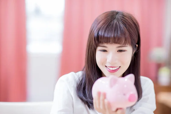 Mujer Feliz Mirada Alcancía Rosa Sentirse Feliz Casa —  Fotos de Stock