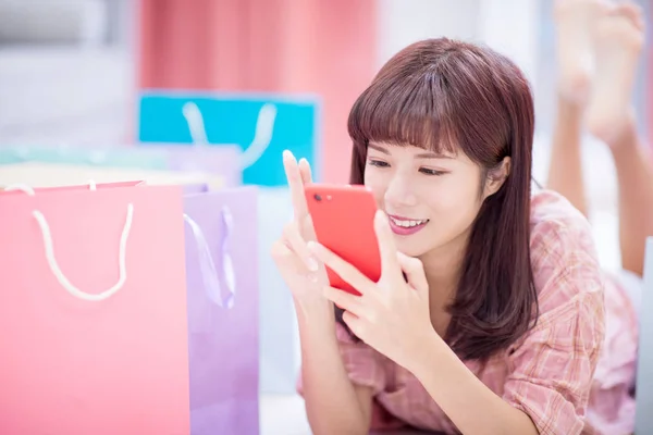 Młoda Kobieta Zakupy Internecie Inteligentny Telefon Domu — Zdjęcie stockowe