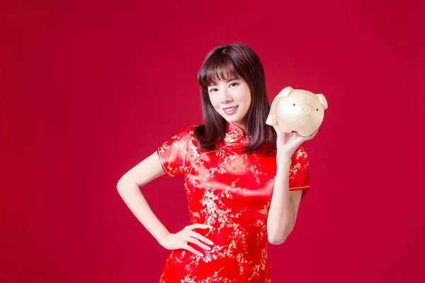 Schönheitskönigin Trägt Cheongsam Und Zeigt Goldenes Sparschwein Chinesischen Neujahr — Stockfoto