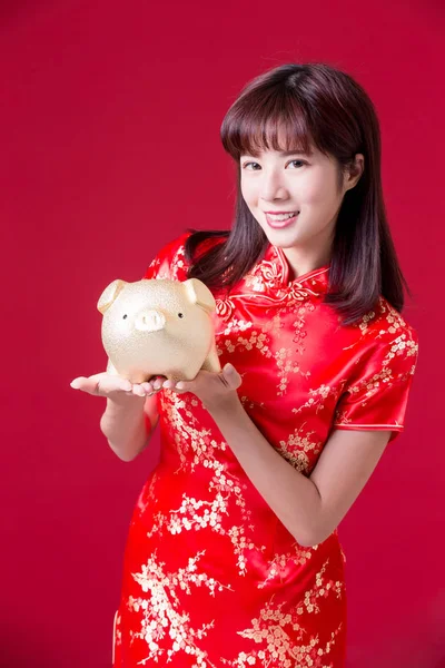 Mulher Beleza Usar Cheongsam Mostrar Ouro Porquinho Banco Ano Novo — Fotografia de Stock