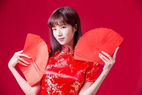 Schoonheid Vrouw Cheongsam Draagt Hongbao Chinees Nieuwjaar Weergeven — Stockfoto