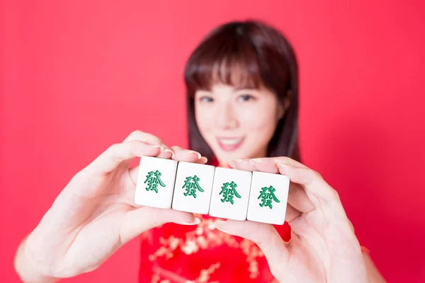Bellezza Donna Indossare Cheongsam Mostrare Mahjong Voi Ricco Testo Sulla — Foto Stock