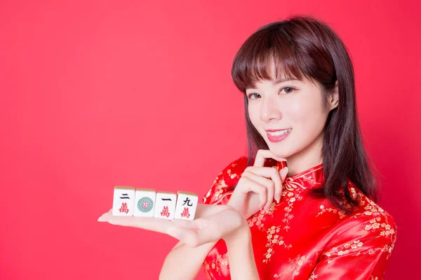 Schönheit Frau Zeigen Mahjong Reich Und 2019 Zehntausend Chinesischem Wort — Stockfoto