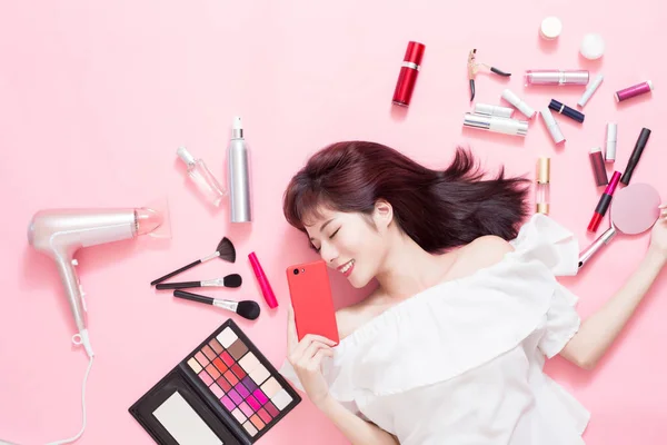 Young Beautiful Woman Show Smart Phone Her Cosmetic Makeup Tools — Stock Photo, Image