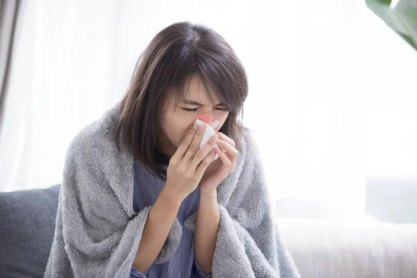 Mulher Doente Espirrar Com Papel Tissue Casa — Fotografia de Stock