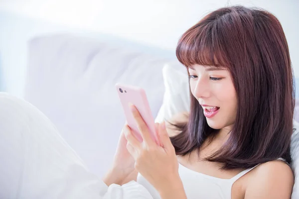 Vrouw Gebruik Van Slimme Telefoon Gelukkig Zitten Het Bed Thuis — Stockfoto