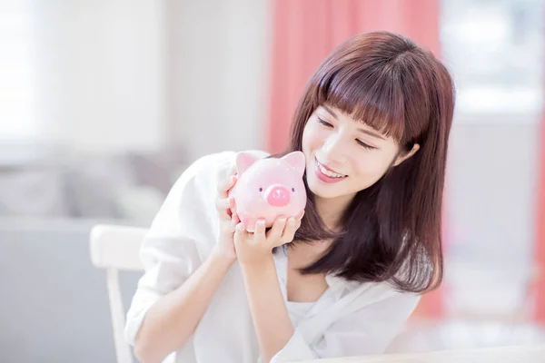 Mulher Feliz Olhar Seu Banco Piggy Rosa Sentir Feliz Casa — Fotografia de Stock