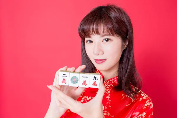 Schönheit Frau Zeigen Mahjong Reich Und 2019 Zehntausend Chinesischem Wort — Stockfoto