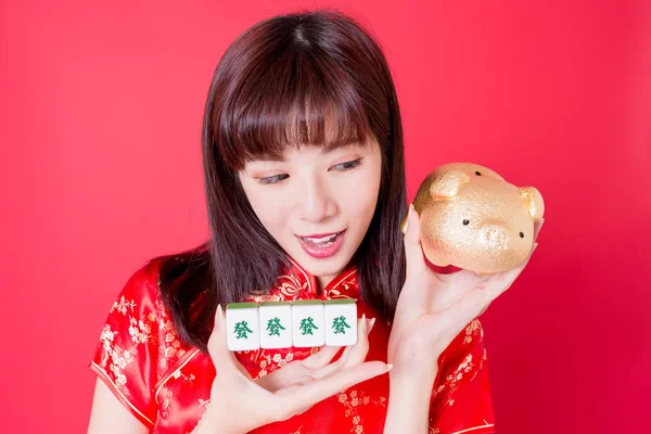 Schönheit Frau Halten Mahjong Mit Goldenem Sparschwein Reich Chinesischem Wort — Stockfoto