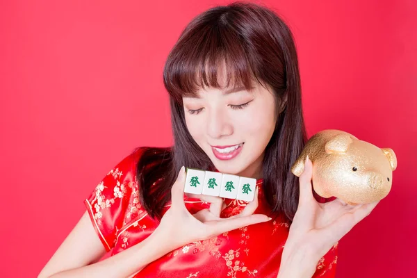 Schönheit Frau Halten Mahjong Mit Goldenem Sparschwein Reich Chinesischem Wort — Stockfoto