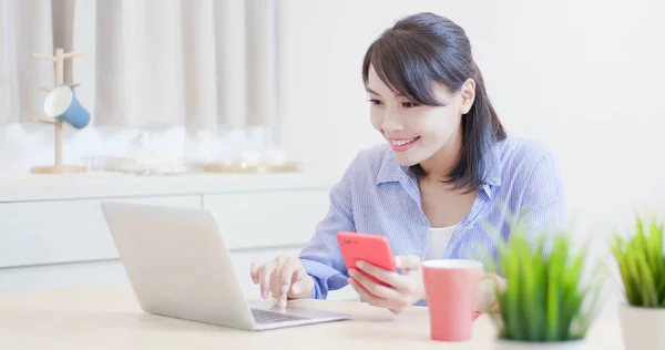 Donna Lavora Con Computer Smartphone Felicemente Casa — Foto Stock