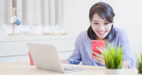 Mulher Trabalhar Com Computador Telefone Inteligente Feliz Casa — Fotografia de Stock