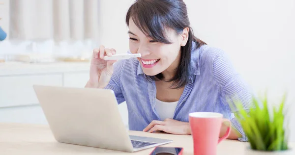 Aufgeregte Frau Teilt Schwangerschaftstest Stick Und Verrät Dass Sie Schwanger — Stockfoto