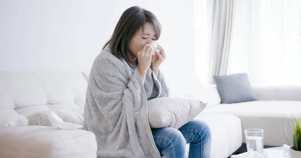 Mulher Doente Espirrar Com Papel Tissue Casa — Fotografia de Stock
