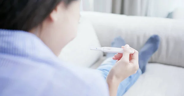 Aufgeregte Frauen Schauen Glücklich Auf Schwangerschaftstest Und Fühlen Sich Überrascht — Stockfoto