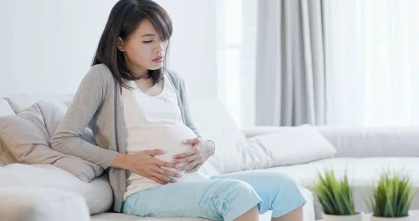 Gravid Kvinna Sitta Soffan Och Känna Depression Hemma — Stockfoto