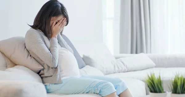Těhotná Žena Sedí Pohovce Pocit Deprese Doma — Stock fotografie