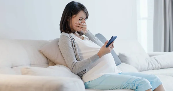 Gravid Kvinna Ser Smart Telefon Och Känna Depression Hemma — Stockfoto