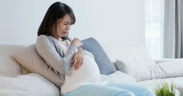 Беременная Женщина Сидит Диване Чувствует Депрессию Дома — стоковое фото