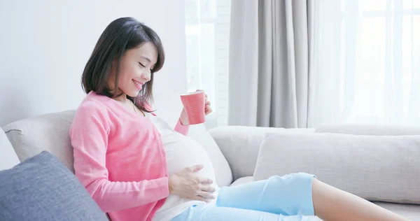 Pregnant Woman Drink Tea Sit Sofa Home — Stock Photo, Image