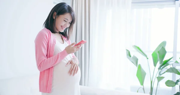 Gravid Kvinna Använda Smarta Telefonen Hemma — Stockfoto