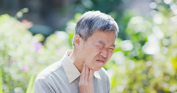 Gubbe Blir Förkyld Och Känner Halsont Utomhus Eller Symtom Matstrupscancer — Stockfoto