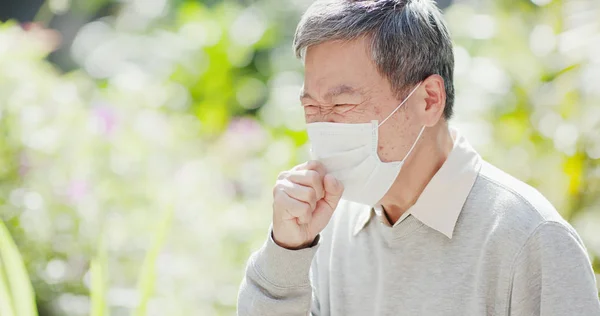 老人を着用するマスクおよび屋外の咳 — ストック写真
