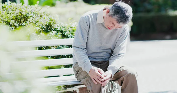 Alter Mann Mit Knieproblemen Park — Stockfoto