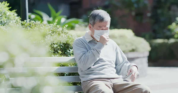 Alter Mann Trägt Maske Und Bekommt Erkältung Und Husten Freien — Stockfoto