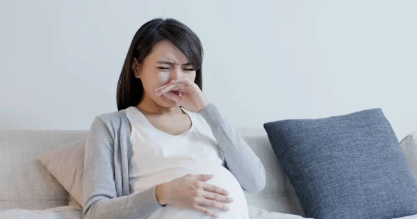 Gravid Kvinna Gråta Och Känna Depression Hemma — Stockfoto