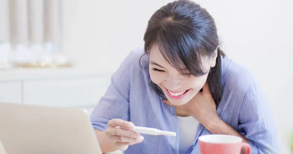 Opgewonden Vrouw Zwangerschapstest Stick Gelukkig Look Feel Verrast — Stockfoto