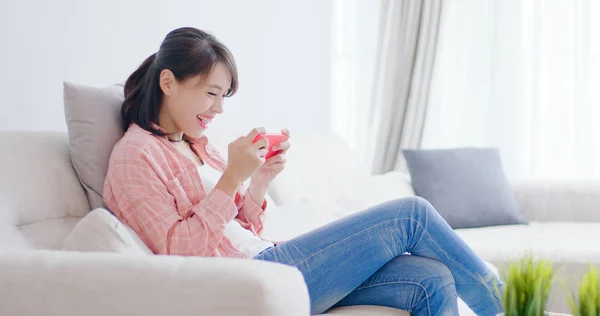 Mulher Bonita Jogar Jogo Móvel Por Telefone Sentir Feliz Casa — Fotografia de Stock