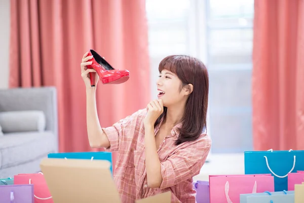 Νεαρή Γυναίκα Αγοράστε Παπούτσια Στο Διαδίκτυο Και Χαρεί Λάβει Πακέτο — Φωτογραφία Αρχείου