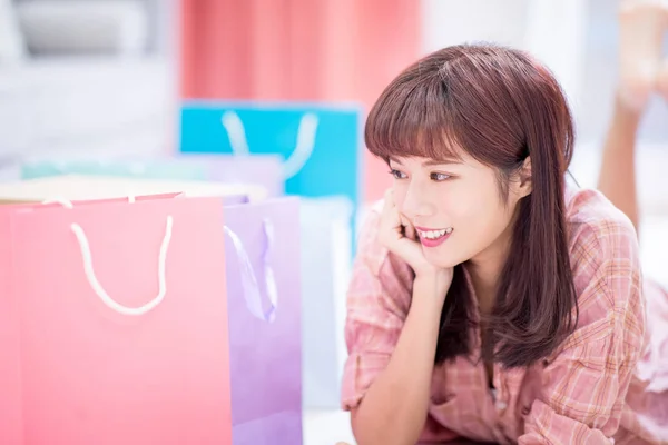 Jonge Vrouw Winkelen Het Internet Graag Het Pakket Ontvangen — Stockfoto