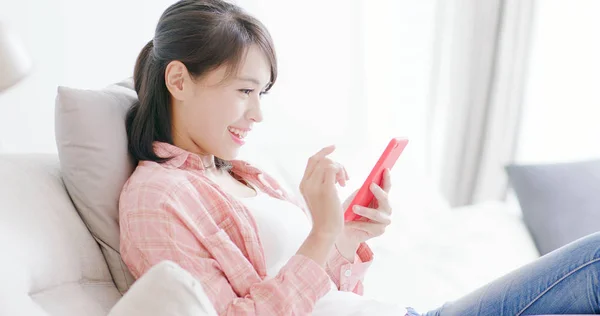 Ładna Kobieta Pomocą Smartfona Czuć Się Szczęśliwy Domu — Zdjęcie stockowe