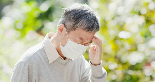 Oude Man Dragen Masker Voel Hoofdpijn Buiten — Stockfoto