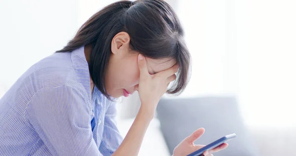 Mujer Sufren Acoso Cibernético Internet Sienten Deprimidos Con Teléfono Inteligente —  Fotos de Stock