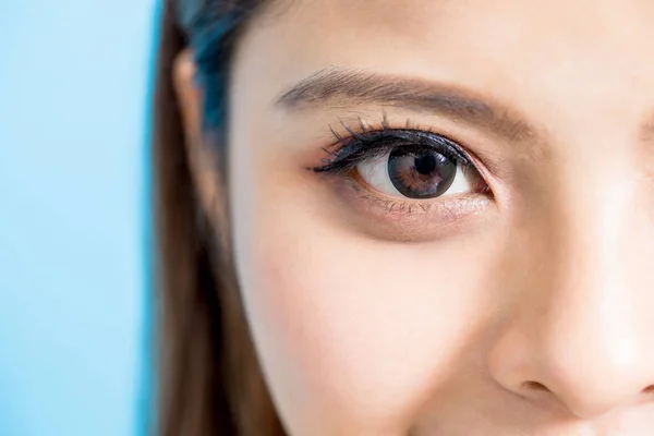 Güzellik Kadını Göz Üzerinde Mavi Arka Plan Izole Closeup — Stok fotoğraf