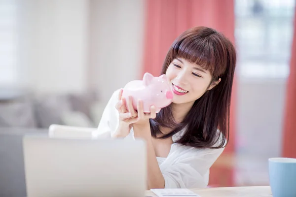 Счастливая Женщина Смотрит Свой Розовый Поросенок Банк Чувствует Себя Счастливой — стоковое фото