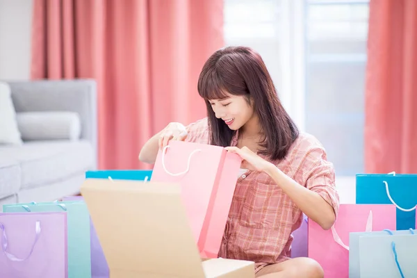 Młoda Kobieta Zakupy Internecie Szczęśliwy Aby Otrzymać Pakiet — Zdjęcie stockowe