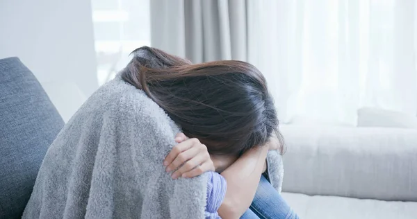 Mulher Depressão Pensa Algo Casa — Fotografia de Stock