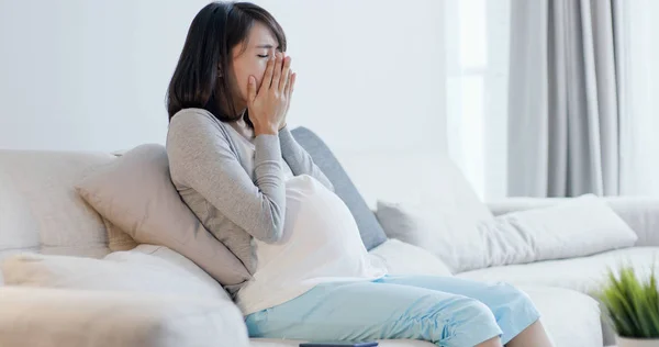 Gravid Kvinna Ser Smart Telefon Och Känna Depression Hemma — Stockfoto