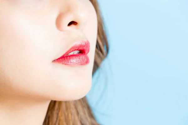 Nahaufnahme Von Sexy Beauty Lippen Isoliert Auf Blauem Hintergrund — Stockfoto